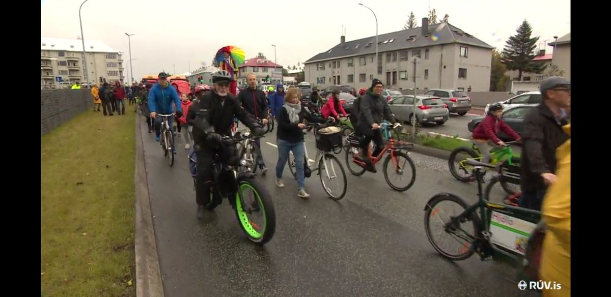 Þetta er upphafið að Bíllausa deginum á Íslandi sem mun bara stækka næstu ár. Því götur eiga að vera fyrir fólk og fjölbreytta fararmáta.

Horfumst í augu við loftslagsvandann, minnkum bílaumferð.