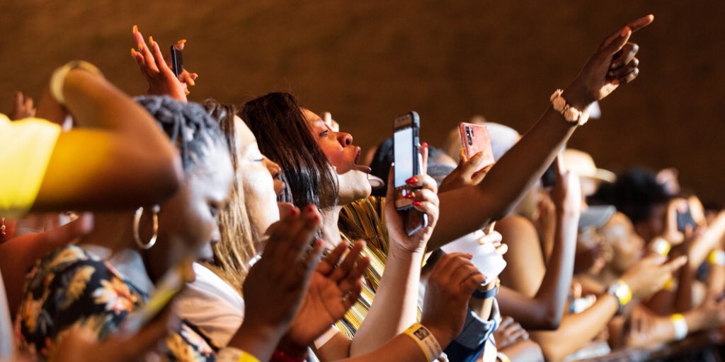 DeliciousFestSA's tweet photo. Itโs an incredible vibe here at #DStvDelicious, particularly at our Main Stage where the crowd is making it a night to remember!โจ #FEELDelicious #HEARDelicious https://t.co/fjjNzp6OSd
