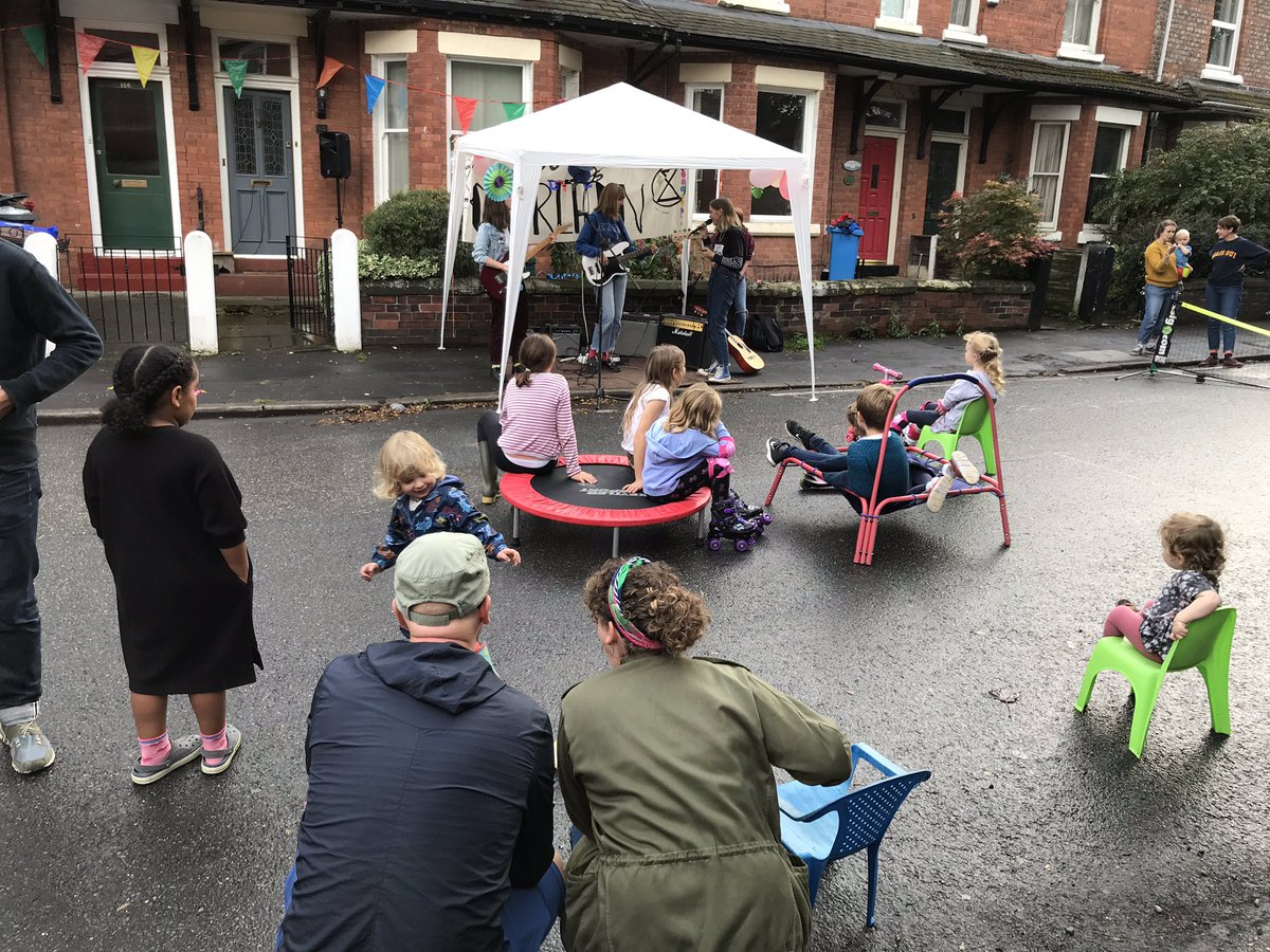 #CarFreeDay on Sandy Lane #Chorlton is lovely! Kids playing games, live music, meeting neighbours, cakes &amp; much more <a href="/ManCityCouncil/">Manchester City Council</a> <a href="/playingout/">Playing Out</a> <a href="/MCCChorlton/">MCC Chorlton</a> <a href="/livingstreets/">Living Streets</a> <a href="/WlkRideChorlton/">WalkRideChorlton</a> #SandyFest1  👍