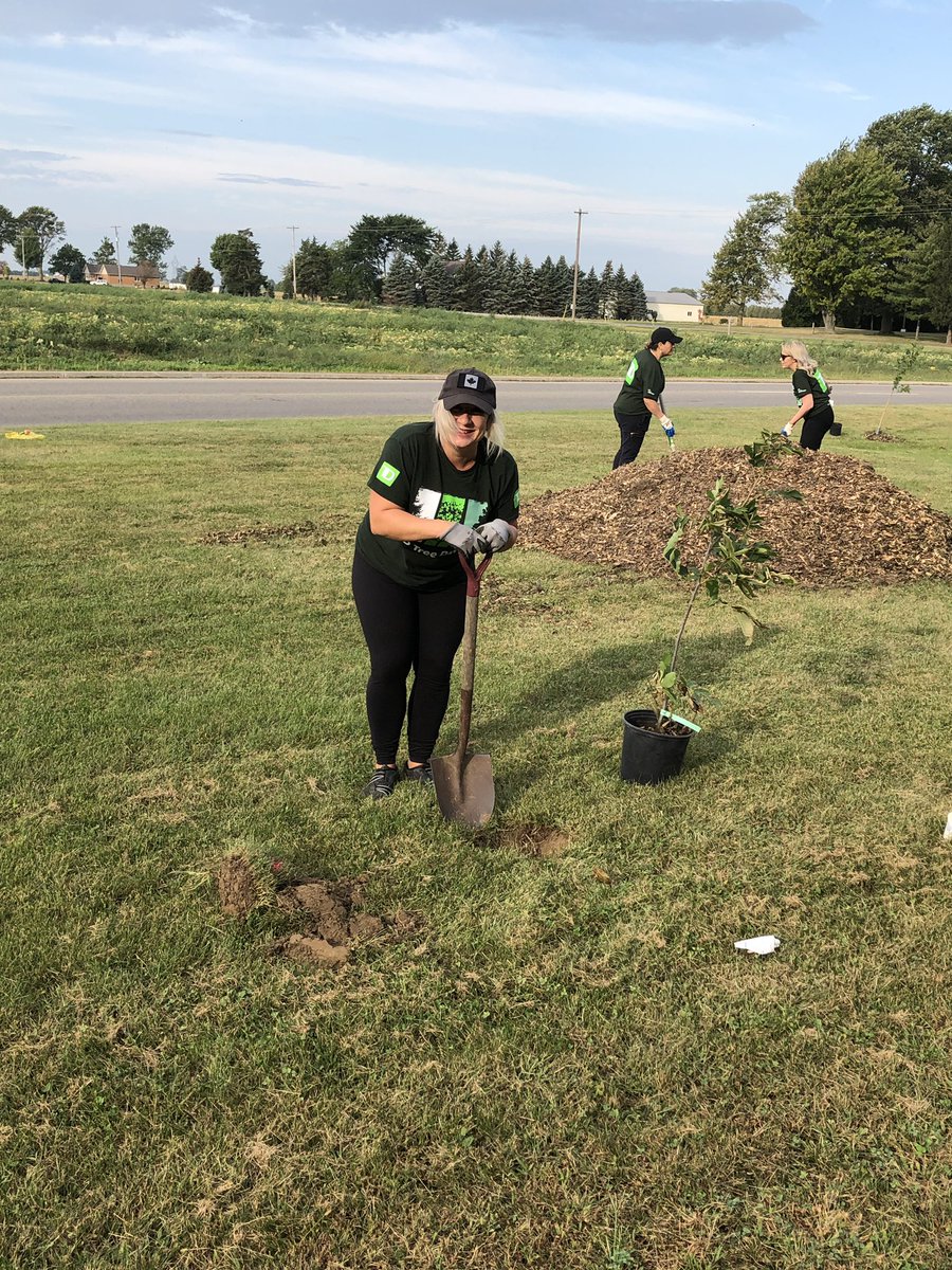 Kelly_Jones55's tweet photo. Chatham TD Tree Days @DelrueSherry @MaulikBhatt_ @ShaneKennedy_TD https://t.co/MDYO2bUQQo
