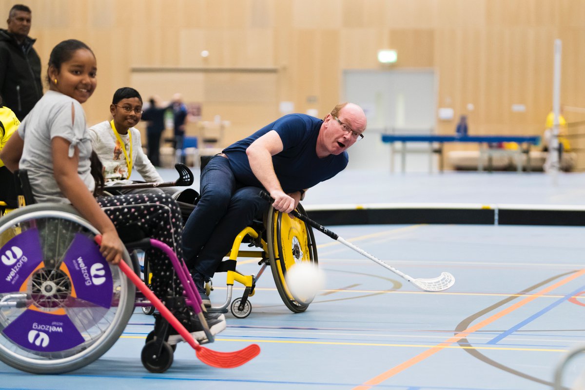 StadsspelenDH's tweet photo. Het was een prachtige dag! Wij hebben volop genoten van het podiumprogramma met muziekoptredens 🎶 en gave dansacts 💃. Én jullie actieve deelname aan de vele sportactiviteiten waaronder de Bubbel Run 🛁, rugby 🏈 en rolstoelhockey 🏑. Wat een drukte en gezelligheid 🙌. https://t.co/D6nypUkXKS