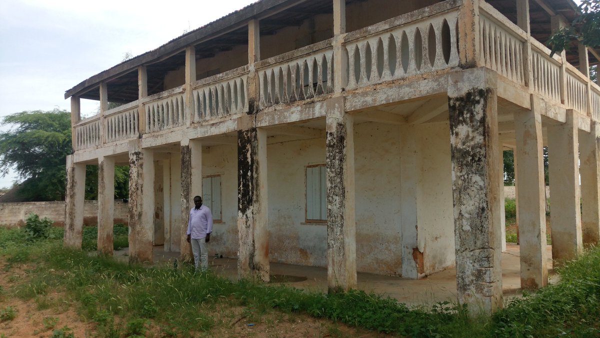 piscoble's tweet photo. Les grands royaumes : la vue d'aujourd'hui. Les sites et l'immortalité. (3) - le Jolof ( Yang yang - le tata d Alboury,  les armes de Bouna Ndiaye, le grand baobab de la maison) 
#Kebetu @elhadjkasse https://t.co/Xq816NLGuI