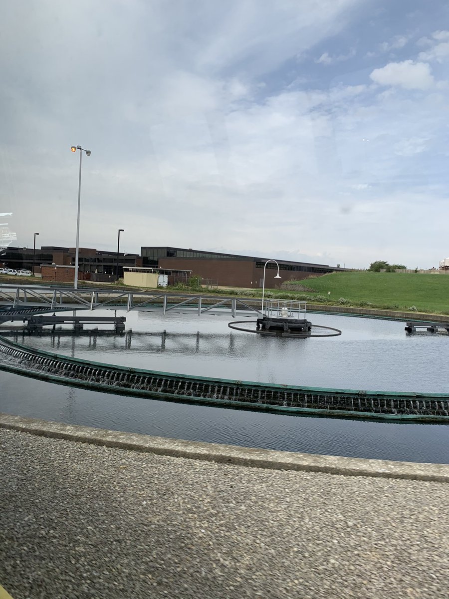 KKlitgaard's tweet photo. På besøg på Stickney Water med gode vandteknologivirksomheder og @LeaWermelin. Verdens største spildevandsanlæg. Behandler på en dag samme mængde som Aarhus Vand gør - på et år. #DIVand @DanskIndustri https://t.co/T7SnBurZKV