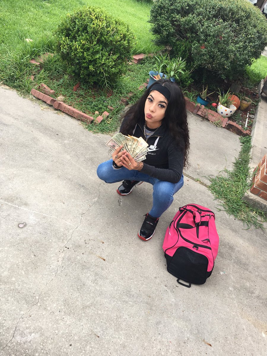 nawfg4's tweet photo. Ghetto princess 💰.....🚶🏻‍♀️ https://t.co/hlsdlD7PvN