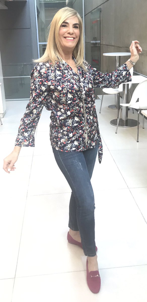 mbelenaramburu's tweet photo. Look @RafaelGarofaloM #jeans #azules y #camisa #azul #floreada #moda #fashion https://t.co/vufAljHuW1