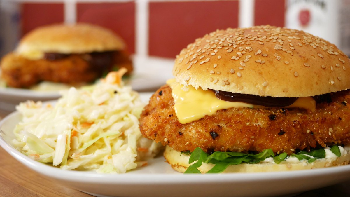 boemef's tweet photo. So wir hauen noch schnell 3 Fotos raus. Und zwar haben wir letztens die letzte #Chilli von Witti in einem Hähnchen #Curry verkocht. Heute im #Cooking Stream haben wir #Pankochicken #Burger mit #Coleslaw gemacht und noch was für den #Pizzasonntag. #Schinken #Pesto #Tomate #Pizza https://t.co/lZcfM38mC2
