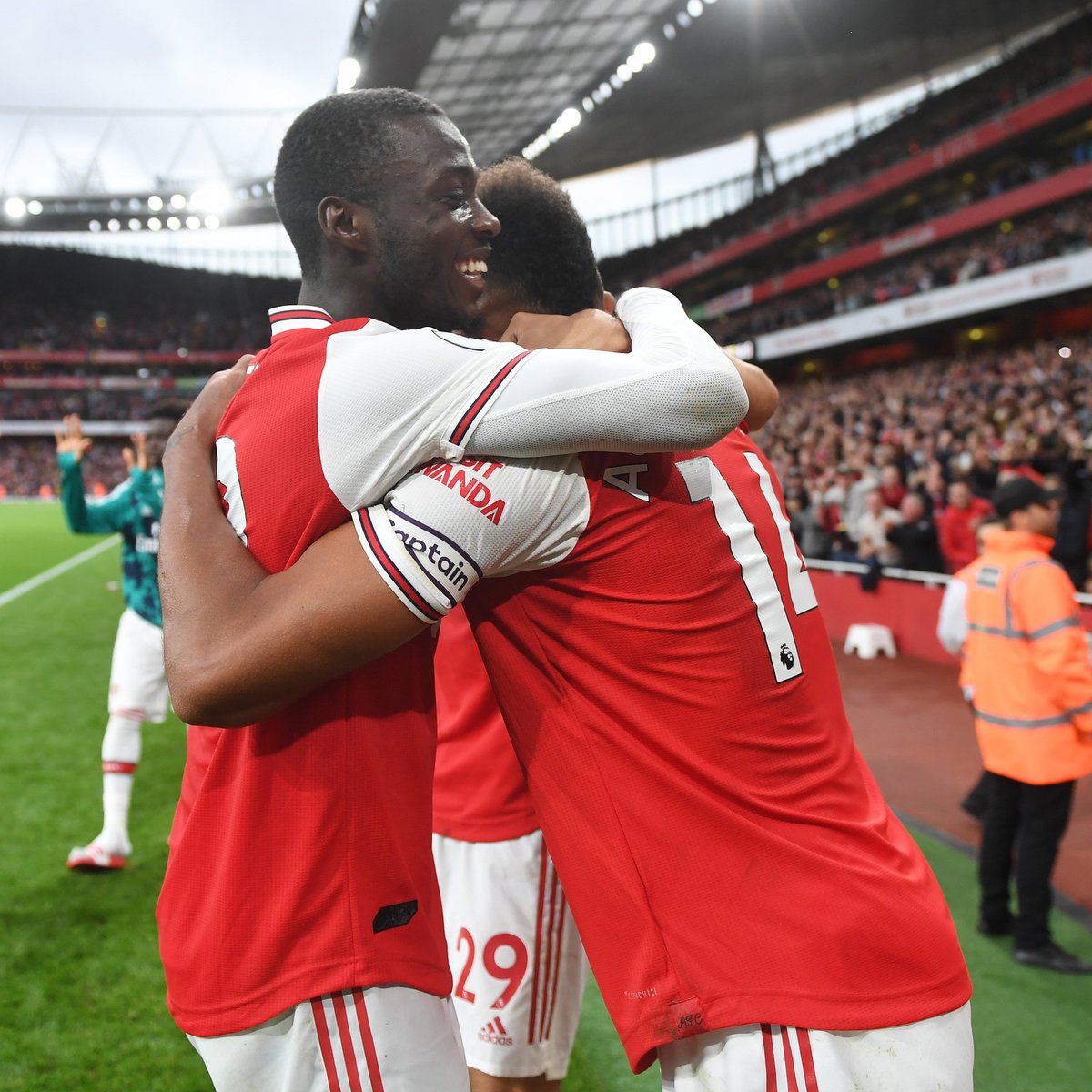 Arsenal's tweet photo. 💬 "It's a very big decision from Auba to let Pepe shoot, to give him confidence and the possibility to score. 

"I was happy when I saw that decision from him. He's hungry every day to score and achieve individual and collective objectives."

@Aubameyang7 x #PepeIsHere ⚡️ https://t.co/RMytgVuKmm