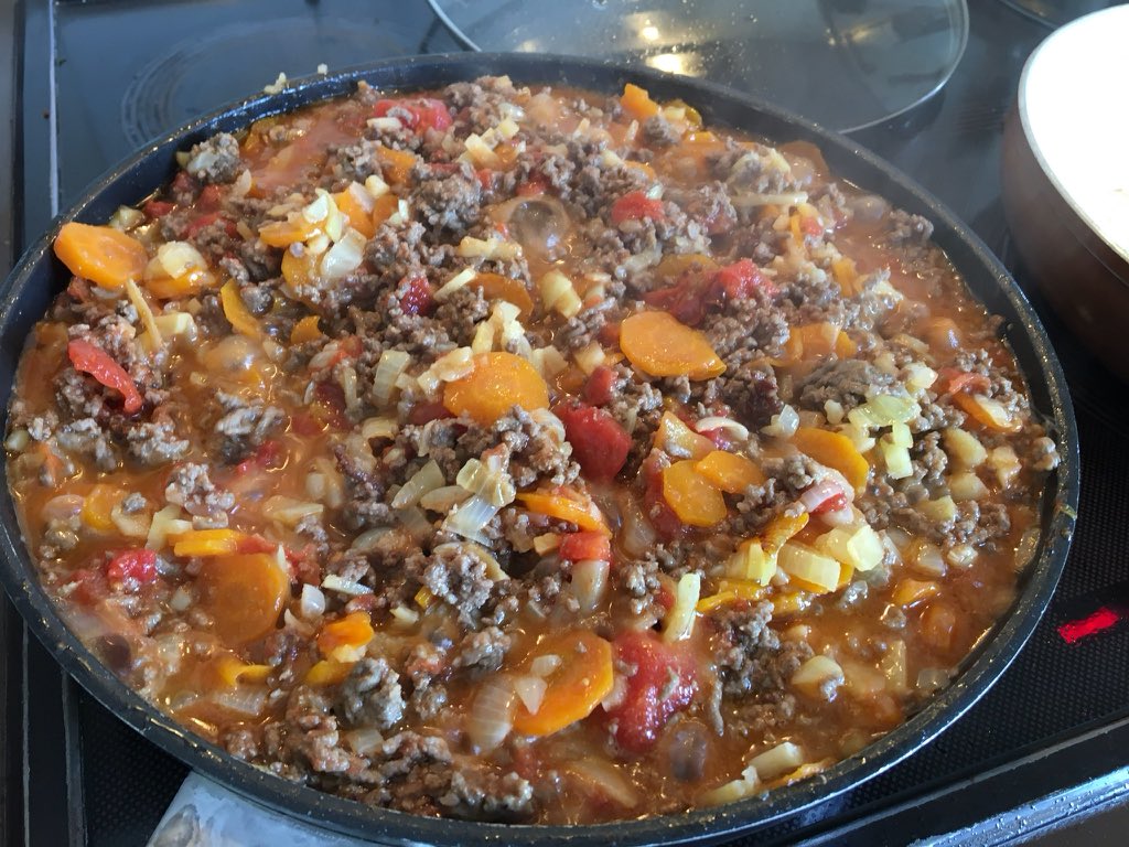 GeorgAlbrecht1's tweet photo. #Spaghetti #Bolognese. mal so richtig. erstmal aufwändig #Gemüse schnippeln und angaren (#Soffritto). und dann alles mit #Rinderhack stundenlang köcheln.
für ganze "Familia" zum #Sattessen! 😋🍝🇮🇹👌 https://t.co/rX7Xnkhp5f