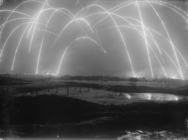 60- En 1917, un officier anglais prend en photo une guerre des tranchées durant la Première Guerre Mondiale. Impressionnant...