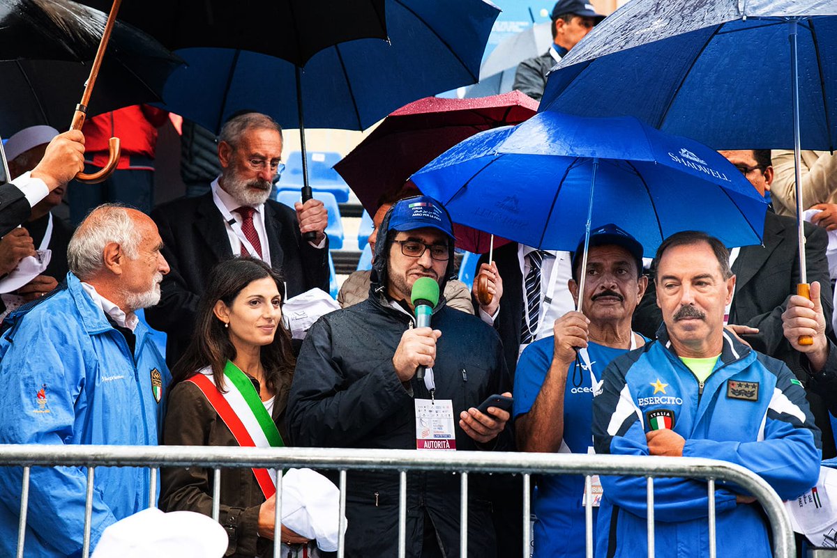 RomeViaPacis's tweet photo. La sindaca @virginiaraggi, il presidente Fidal Alfio Giomi, i rappresentanti delle diverse comunità religiose coinvolte nell'evento, la @UAEembassyrome
Tutto intorno migliaia di runners che hanno corso per lanciare un segnale di pace.
Questa è #ViaPacis. https://t.co/zaQDxMFHrb