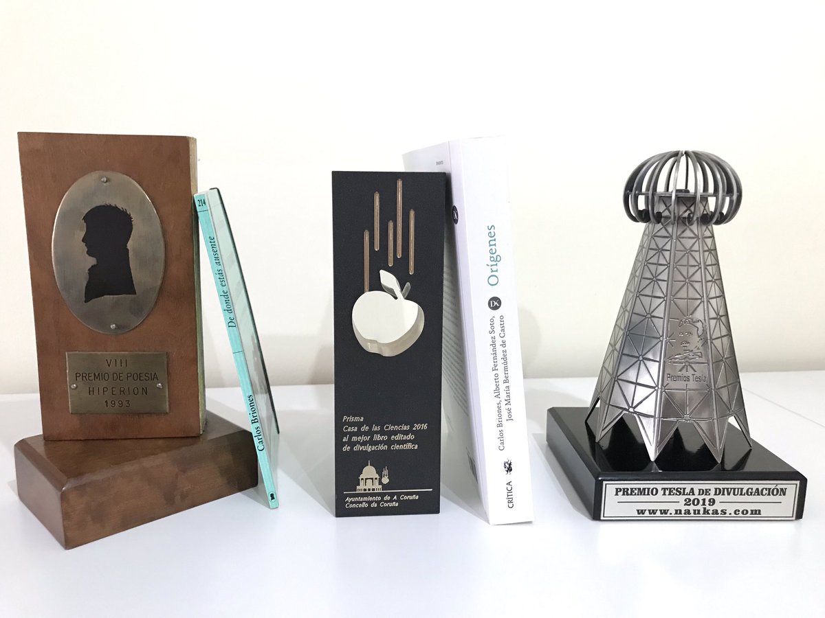 brionesci's tweet photo. Al volver a Madrid desde #Naukas19, mi #PremioTesla de @Naukas_com se ha encontrado con el #PremioHiperión de @Hiperioneditor1 y con el #PremioPrisma de @mc2coruna que comparto con @AlbertoFdezSoto @Jmbdecastro @Ed_Critica...
Y han decidido compartir estantería ;-) https://t.co/MU1ucZq5gA