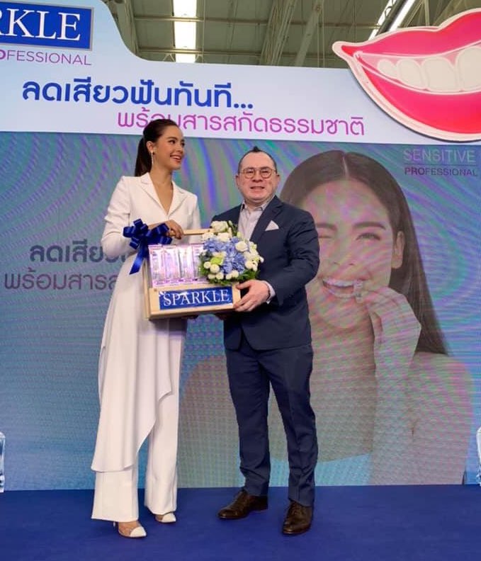 Tonaornaisaifon's tweet photo. SPARKLE SENSITIVE ในงาน "ชีวิตดี.. ไม่มีเสียวฟัน" 💋 พบกับ #ญาญ่า #urassaya 
#ชีวิตดีไม่มีเสียวฟัน #SparkleSensitive 
Cr.Narurat Tuntarat https://t.co/1x22aGYxFy