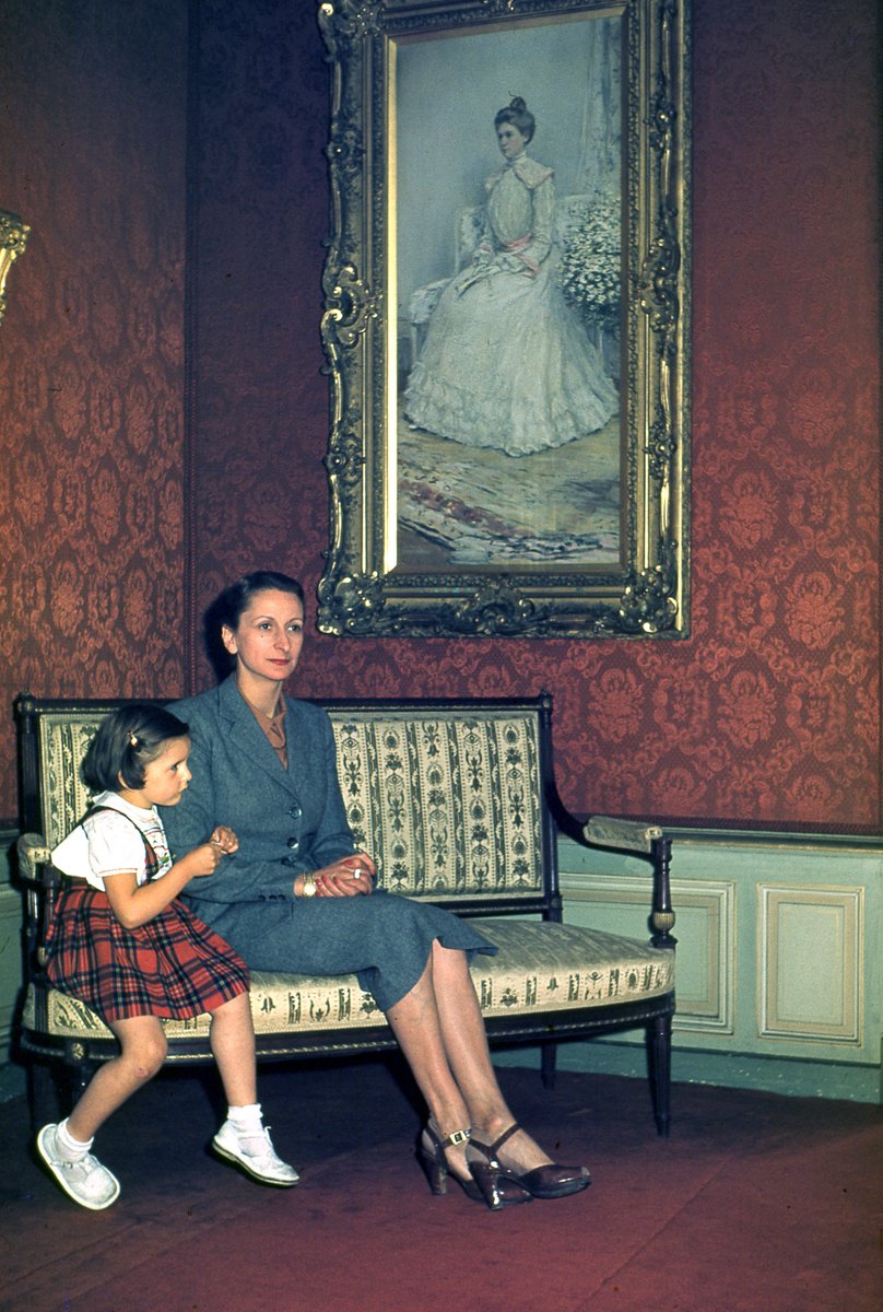 MoretHelene1's tweet image. 4yo in 1951 sitting next to my mom under #TheWeddingPortrait of my grandmother by #PostImpressionist artist #JeanFrancoisRaffaelli. Family sold it in 70’s. Anyone knows where it is? Please re-tweet! #PostImpressionism #LostPainting @museecarnavalet @MuseeOrsay @MuseeMarmottan
