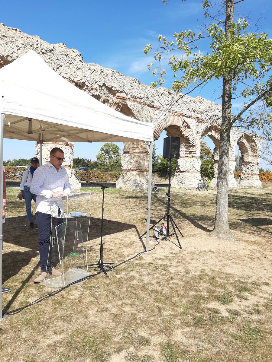 p_lakehal's tweet photo. #JEP2019 l'occasion de lancer la vente du livre de photos d'un agent municipal dédié à l'#aqueducromainduGier à Chaponost et préfacé par @bernstephane. Expo photos sur le site des vestiges et livres en vente à la mairie. Bénéfices au profit de la restauration 👍 https://t.co/T3wKmopQwW