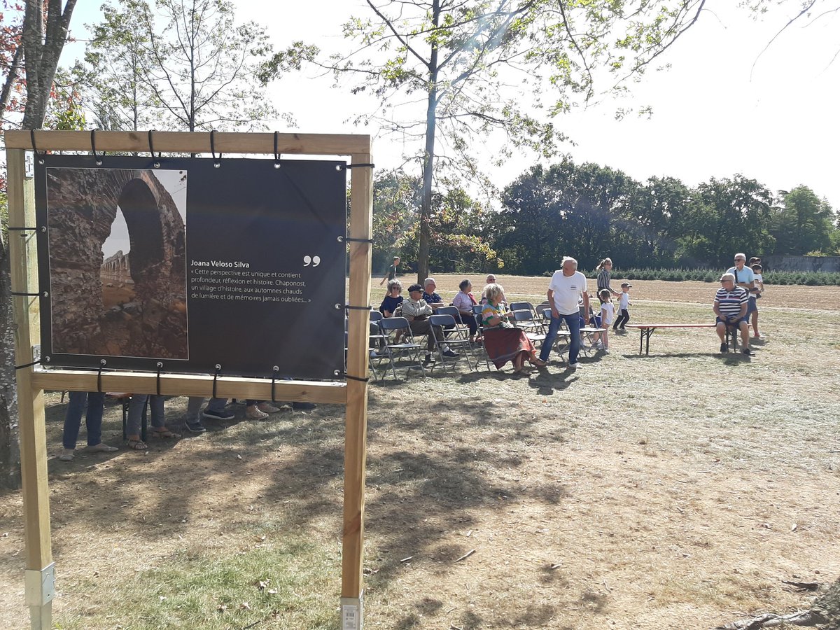 p_lakehal's tweet photo. #JEP2019 l'occasion de lancer la vente du livre de photos d'un agent municipal dédié à l'#aqueducromainduGier à Chaponost et préfacé par @bernstephane. Expo photos sur le site des vestiges et livres en vente à la mairie. Bénéfices au profit de la restauration 👍 https://t.co/T3wKmopQwW