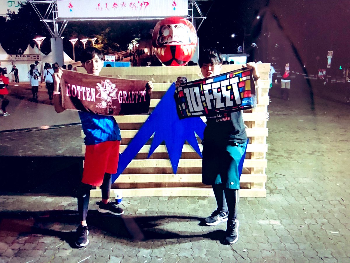 Asdf26S10's tweet photo. 2年前、つっちーに連れてこられた山人音楽祭2017。
まだロットンもジーフリもしらんかったとき。
初めて見てかっこよくて熱くて、こないにたのしい場所があるとは知らんかったわ！それからよく育ちました笑
ありがとう٩( ¨ )

山人音楽祭2019
ロットンもジーフリも最高でした
また聖地グリーンドームで https://t.co/xCM6IITySP