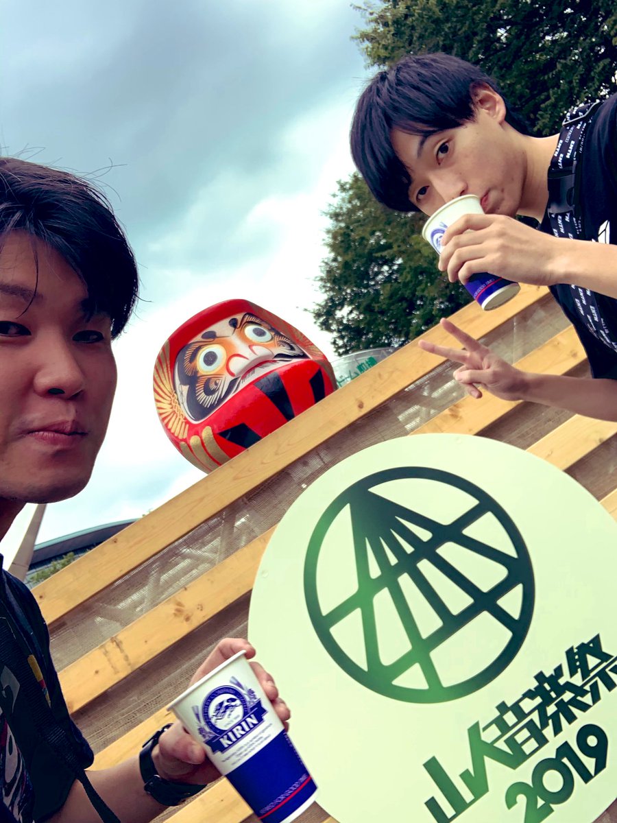 Asdf26S10's tweet photo. 2年前、つっちーに連れてこられた山人音楽祭2017。
まだロットンもジーフリもしらんかったとき。
初めて見てかっこよくて熱くて、こないにたのしい場所があるとは知らんかったわ！それからよく育ちました笑
ありがとう٩( ¨ )

山人音楽祭2019
ロットンもジーフリも最高でした
また聖地グリーンドームで https://t.co/xCM6IITySP