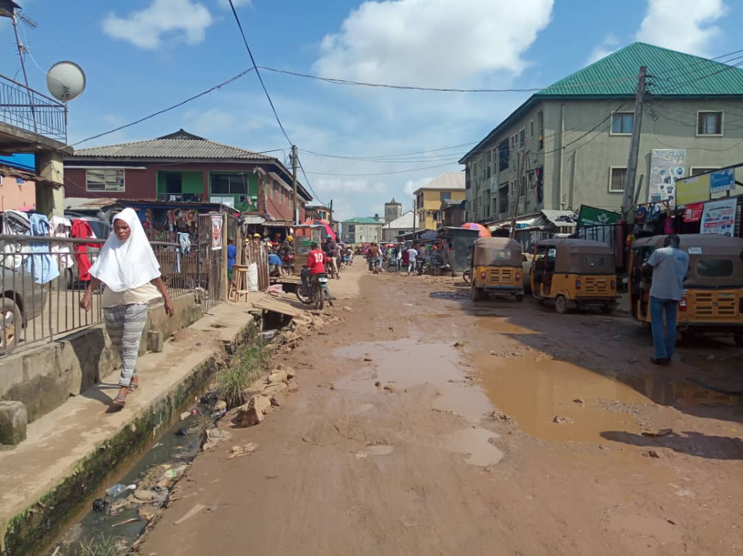 TrackaNG's tweet photo. Dear Gov @jidesanwoolu, this is a failed section of Tadeyo Street, Mushin, Lagos State, is yet to be fixed. We urge you to expedite actions on the repair of the road. Where do you live? Send pictures of bad roads. #FixLagosRoads #FixPothholes  @LSPWC_Official @followlasg https://t.co/IKTzAI5xur