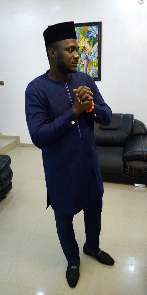 WazobiaOnitsha's tweet photo. #RealMata wit #Onowu1 @McBoki x @HaQuadMumtaz x #Captain #LusterBright
#WeDeyReason: Dem dey call the wife of the president First Lady, If na woman con be the president wetin dem go call her husband?
Oya Chook Mouth
#WazobiaFmOnitsha #SundayVibes #RealMata #Onowu1 https://t.co/gahw11ASGN