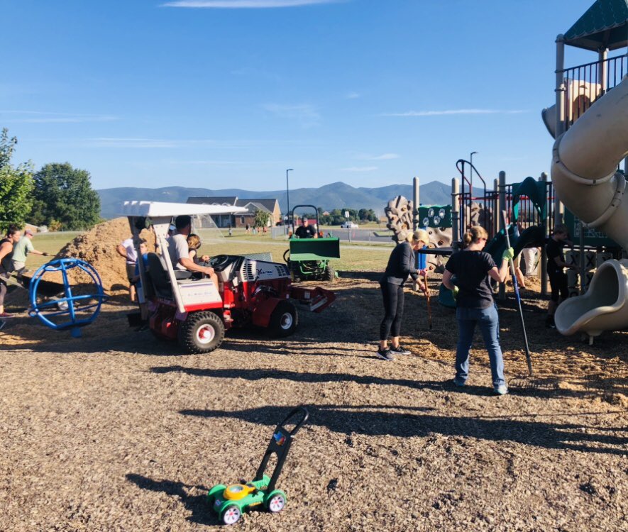SnazzyTieGuy's tweet photo. So blessed in our amazing @CRESCubs PTA &amp; families who came out last week to spread new mulch across our playground. Current Cubs! Former Cubs! And families that have been a part of the Cub Run Community for all our years! #CubRunFun 🐻 Many Thanks! https://t.co/ubDZmCh2OV