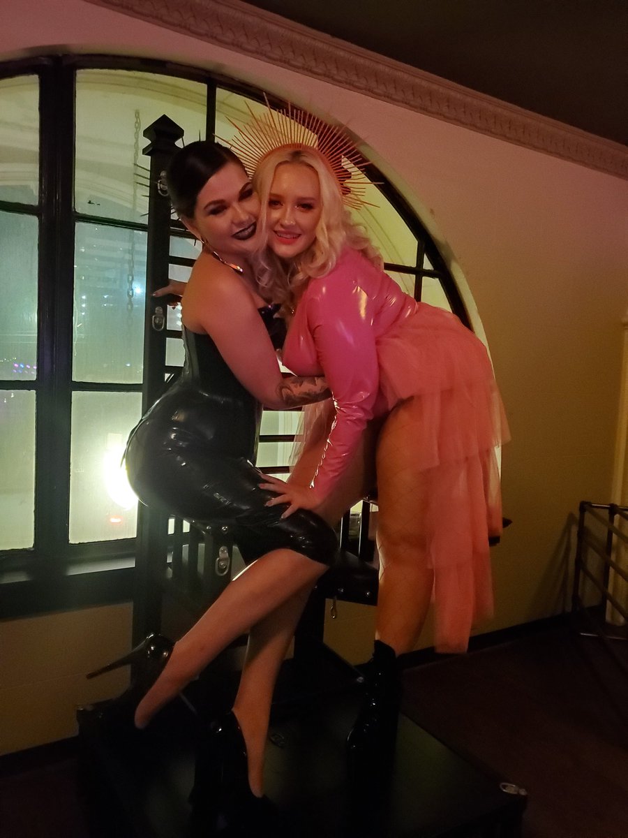 Submit2Primrose's tweet photo. Got to see soo many #beautifulpeople last night at @sinicalball, it was like walking around in a #MarilynManson song all night 😂 Wish I had more pics but glad I stole a few with these lovelies. 😍 #bdsmcommunity #dommelife #dommecommunity #powerfemmes #atxdomme #latex #pvc #htx https://t.co/DKVnbXJO2x