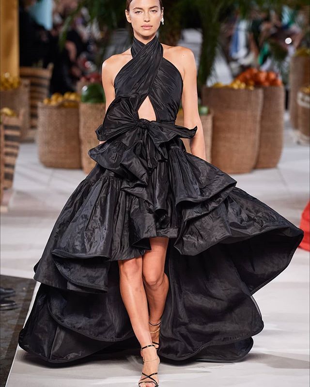 chiffonissima's tweet photo. Dalle passerelle della
#NewYorkFashionWeek  Per la gallery completa visita
https://t.co/nu0QQoag3m (link in bio) 
#NYFW  #NewYork #NEWYORKfashion #moda #fashion #fashionable #cool #glamour #clothes  #girly #woman #fashionwoman #picoftheday #like4like … https://t.co/QM5E4t19RM https://t.co/J7APMSjYgF