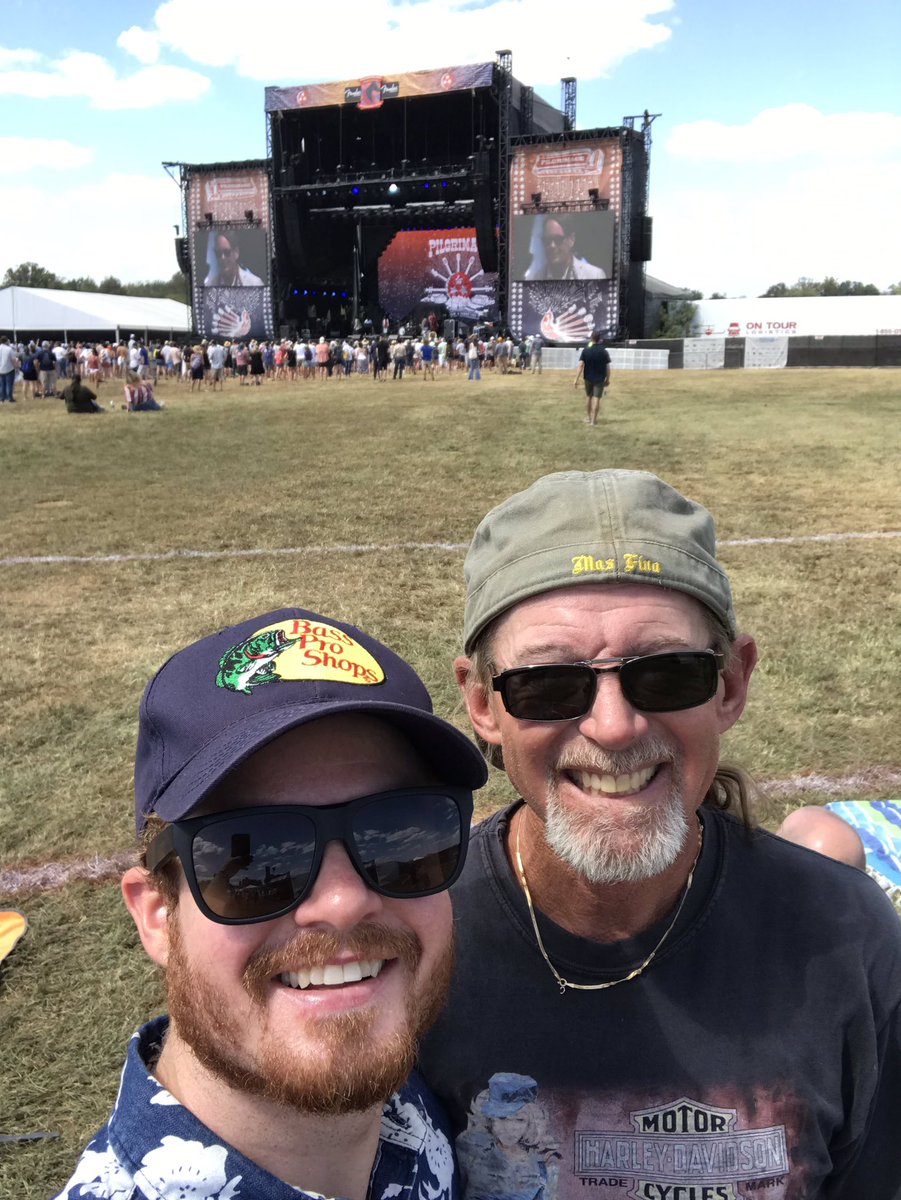 MoneyMicheal's tweet photo. Enjoying my best life at the Pilgrimage! What could be better than awesome music and a beautiful Sunday with my dad? #FenderTitanGiveaway #pilgrimagefestival #FooFighters #fender https://t.co/VikeQ5xX6c