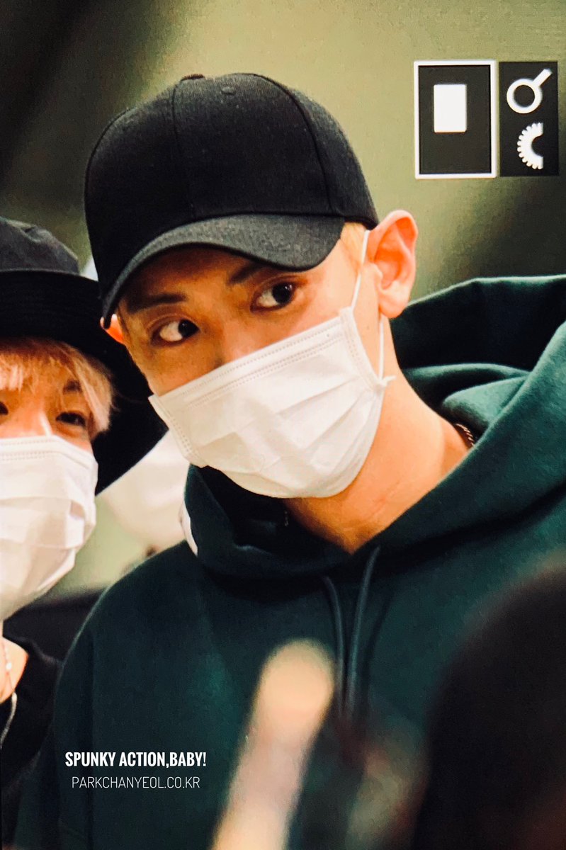 TheChanBaeker's tweet photo. OH MY GOD?!?!?!?! 😭😭😭😭 WHAT ARE THEY WHISPERING ABOUT?!?! THEY LOOK SO CUTE AND GIGGLY!!!! AAAAHHHH!!! MY CHANBAEK HEART FEELS SO ALIIIIVEEE!!! 💗 https://t.co/4HlZe16jMU