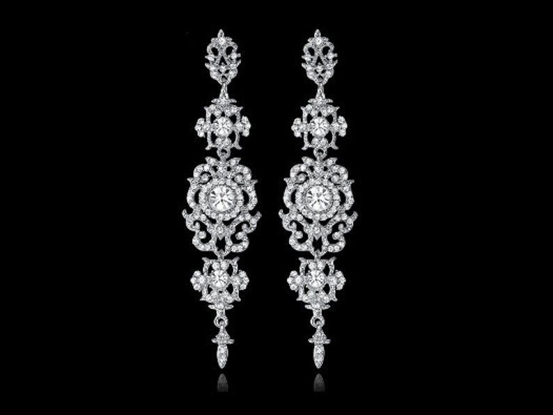 Long vintage crystal earrings - find them in my Etsy shop! etsy.me/2lPy9qU

#vintagebridalearrings #longweddingearrings #cubiczirconiaearrings #weddingjewelry
