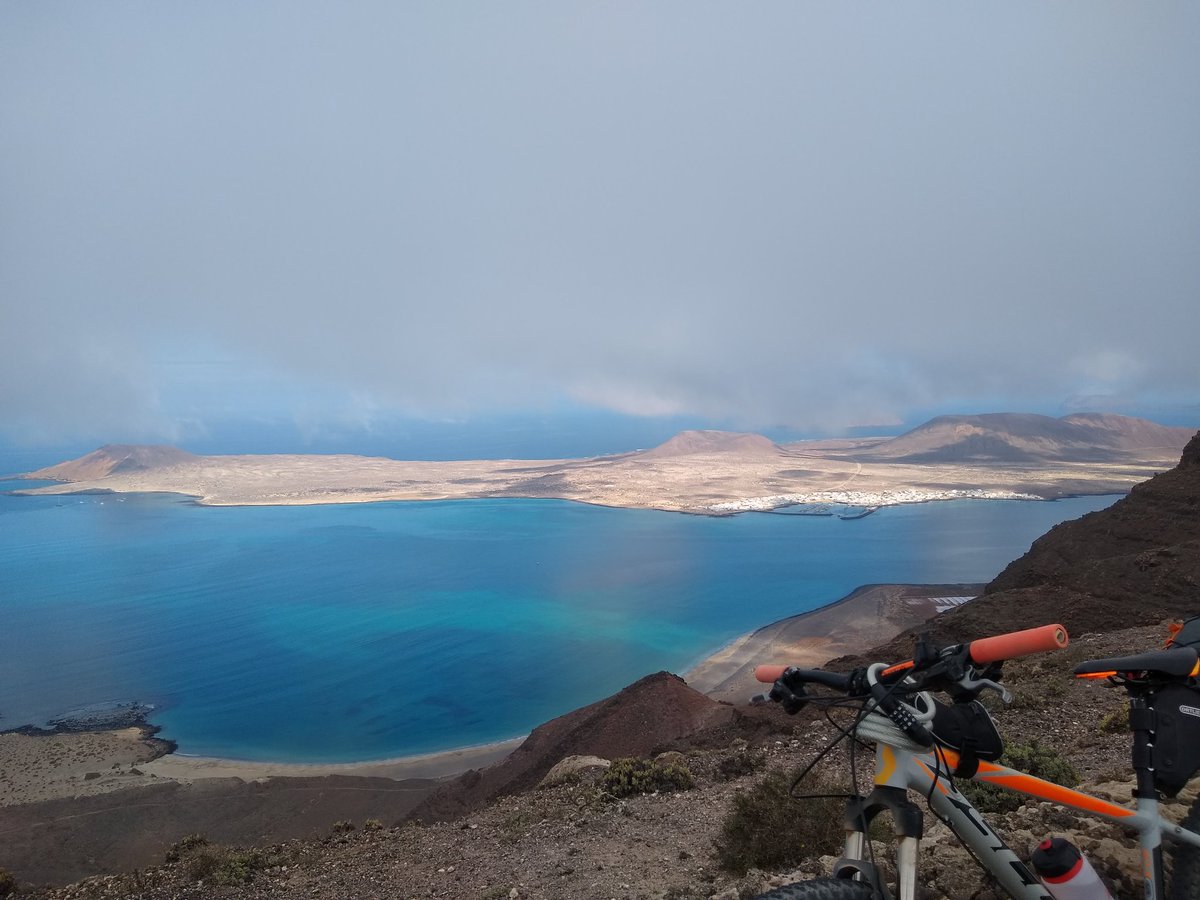 Marina_gay's tweet photo. Dia 2: Órzola - Caleta de Famara (una de les meques del surf... Lloc curiós). 50km, 1400m desnivell. Terra volcànica amb vistes brutals combinades amb la panza de burro. #lanzarote #vulkanbike #cegbtt https://t.co/kQq2kMur3J