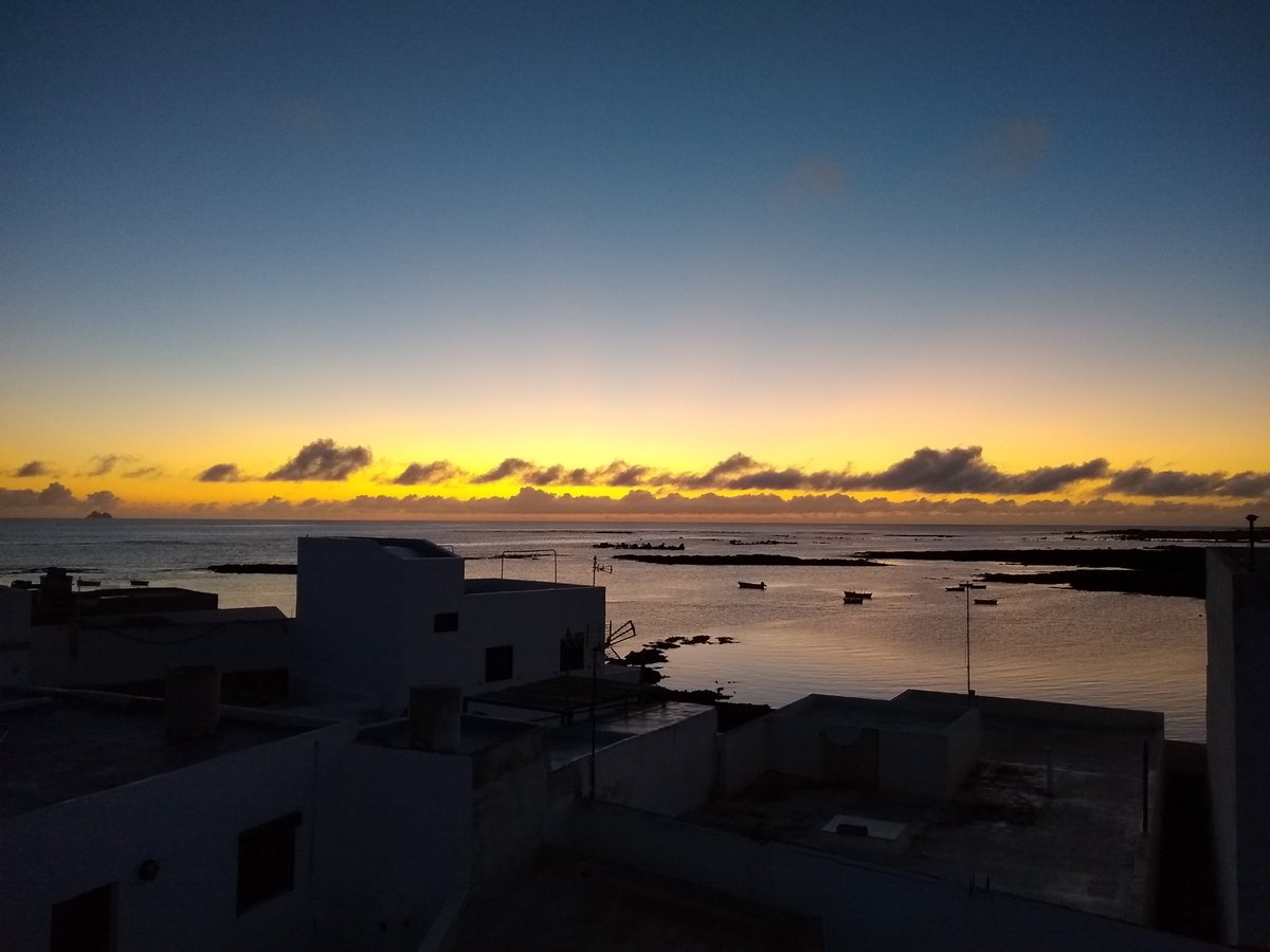 Marina_gay's tweet photo. Dia 2: Órzola - Caleta de Famara (una de les meques del surf... Lloc curiós). 50km, 1400m desnivell. Terra volcànica amb vistes brutals combinades amb la panza de burro. #lanzarote #vulkanbike #cegbtt https://t.co/kQq2kMur3J