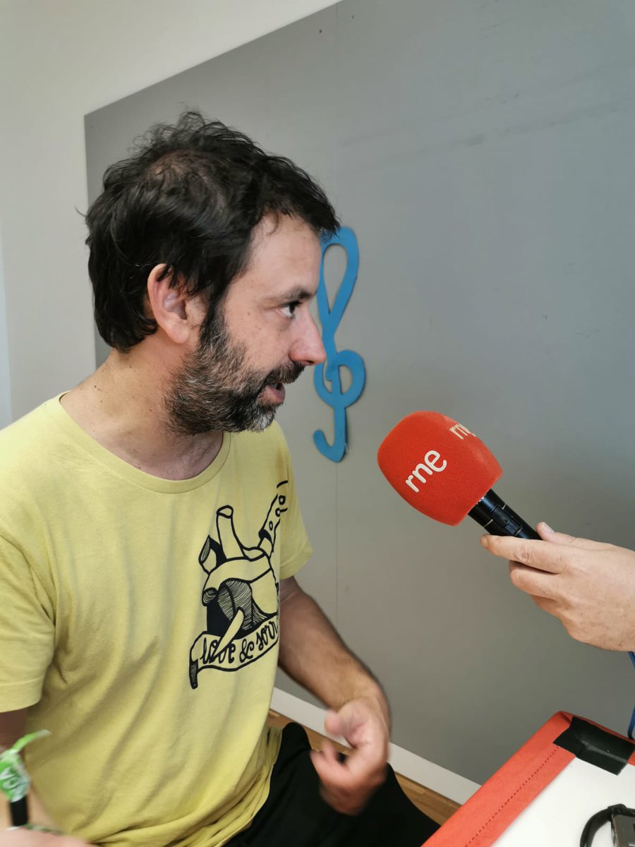 JoanArenyes's tweet photo. Ja es pot escoltar a la carta el @CatalunyaExpres de @radio4_rne d'aquesta setmana. Programa especial des del @MercatMusicaVic amb @JoanMasdeu i @mazonisongs entre altres.

📻Diumenges de 16 a 19 a la FM
🎧 Podcast: https://t.co/lW242TMoU6 https://t.co/3f2nL7jYfw