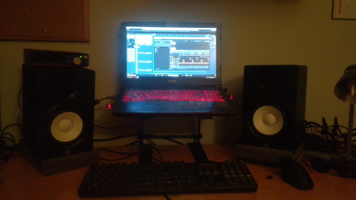 Xploitland's tweet image. Monitores nuevos para volver a la carga, abierta la veda de producción y mezcla a fuego