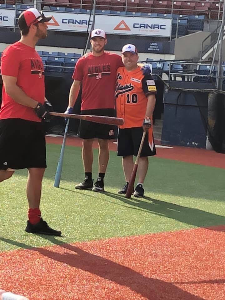 rousseau1010's tweet photo. Merci mon Chum David Glaude des @AiglesCanAm de Trois-Rivières pour le super cadeau! https://t.co/FOExj5zHhc #MerciMonChum, #LaTournéedesChums, #LesChums, #BaseballBat https://t.co/RZR0cICykA