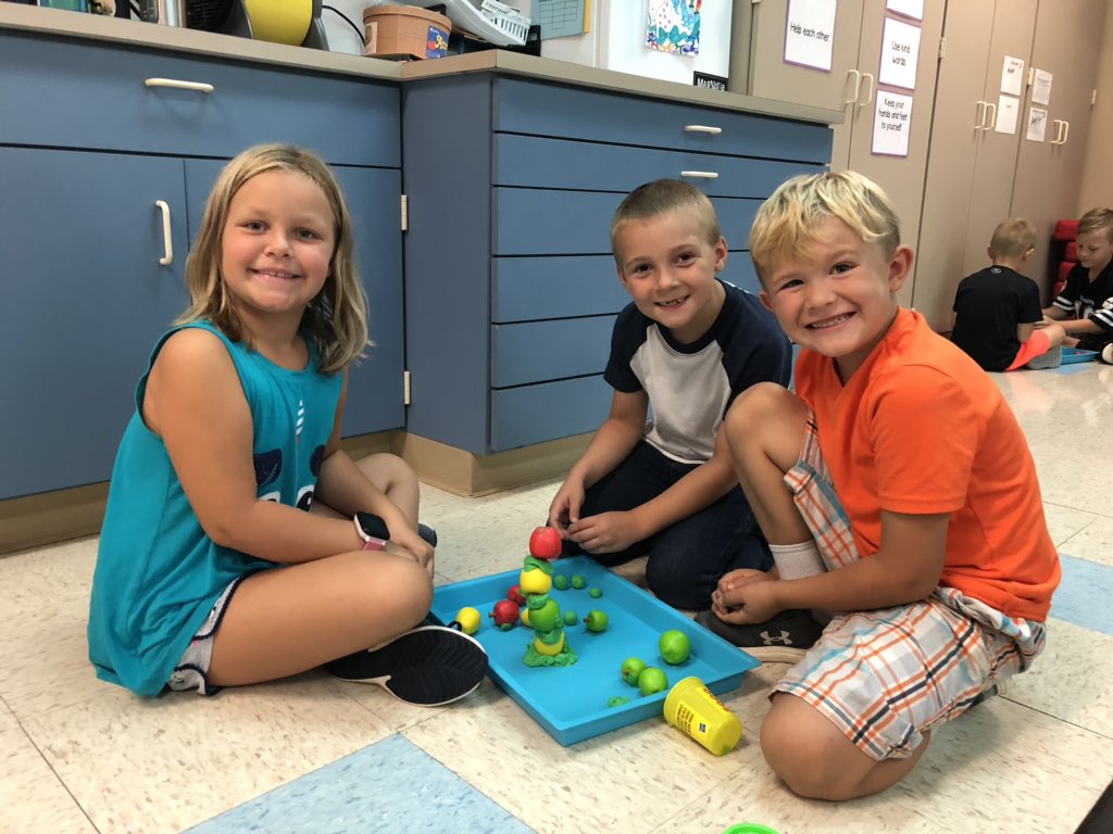 mrs_stangavon's tweet photo. Friday’s are STEAM days in my classroom! STEAM activities promote teamwork, problem solving, collaboration, and creativity! 

My favorite part of this activity was when one apple stack tipped, a student said, “We have to believe in ourselves!” 

#avonlearns
#applestack
#STEAM https://t.co/qi5tdsZUCU