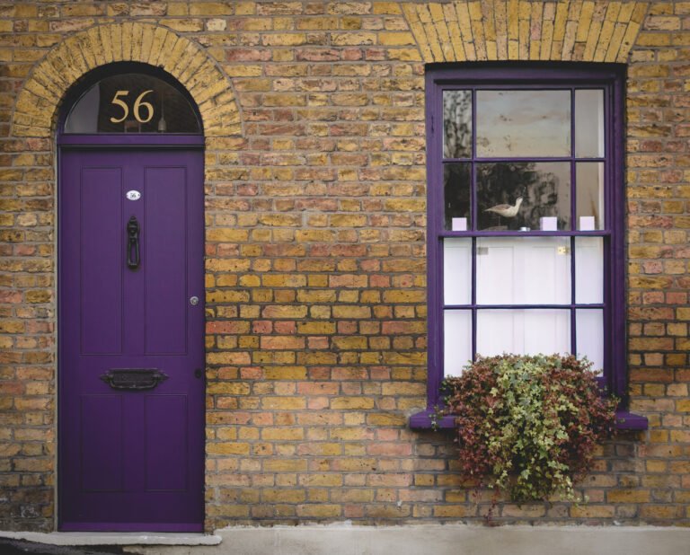 terrywhalin's tweet photo. First Page Critique: The Purple Door by Laura Benedict https://t.co/0Gqavg5mf3 https://t.co/7vuKjkfJN5