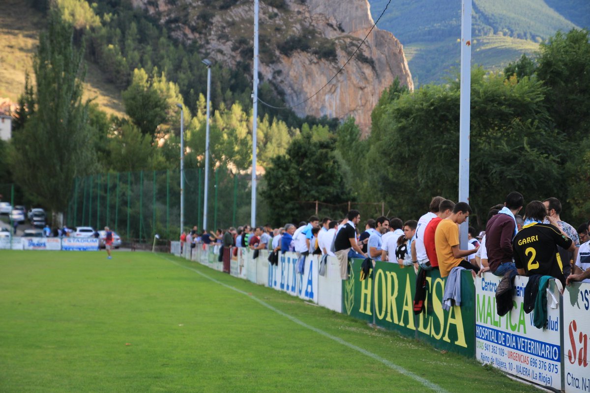 El contraste entre estas dos fotos es precioso. El fútbol se divide en 2 partes:

La 1ª parte son los 90' en los que rueda el balón y tienes los 5 sentidos orientados al verde.

La 2ª parte son los 15' de descanso en los que tienes los 5 sentidos orientados al bocata de panceta.