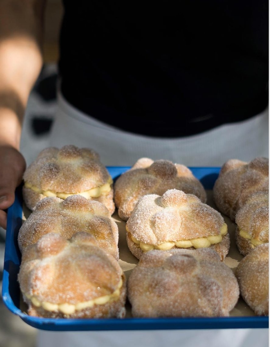 Claire_ChefMX's tweet photo. #Nohaynadamasmexicano que EL PAN DE MUERTO 💀
Ya empezó la temporada y en todas las panaderías lo van a encontrar una delicia #100%mexicana porque no me ponen sus favoritos para ir a probarlos todos #diademuertos #losamoooobyeeeee ❤️ ❤️ ❤️ https://t.co/YNOfS53yoA