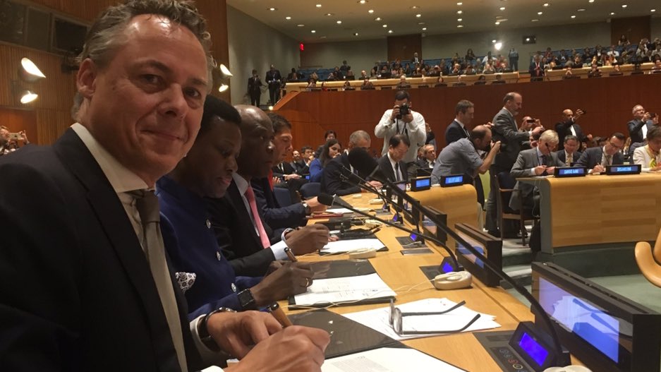 We’re proud to sign the Principles for #ResponsibleBanking with 130 other banks today at <a href="/UNEP_FI/">UNEP Finance Initiative (UNEP FI)</a>. <a href="/ING_news/">ING</a> CEO Ralph Hamers: “With this group we represent 30% of global banking assets. Together we take responsibility - we can move the needle.”