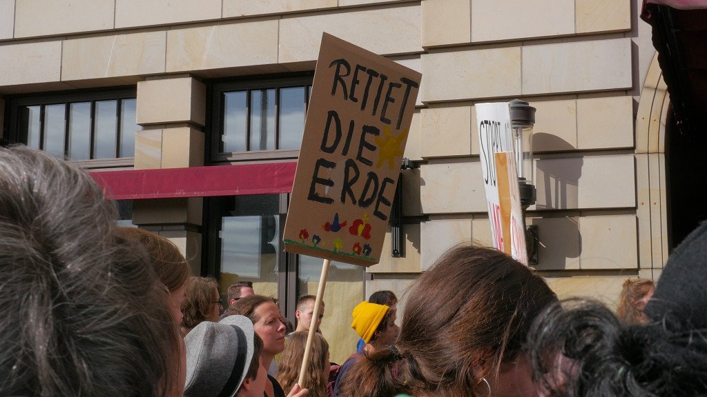 BEnow_TV's tweet photo. Alle fürs Klima: 1,4 Millionen demonstrieren in deutschland https://t.co/Xu9UT6PWir https://t.co/rfW1VSaUkq