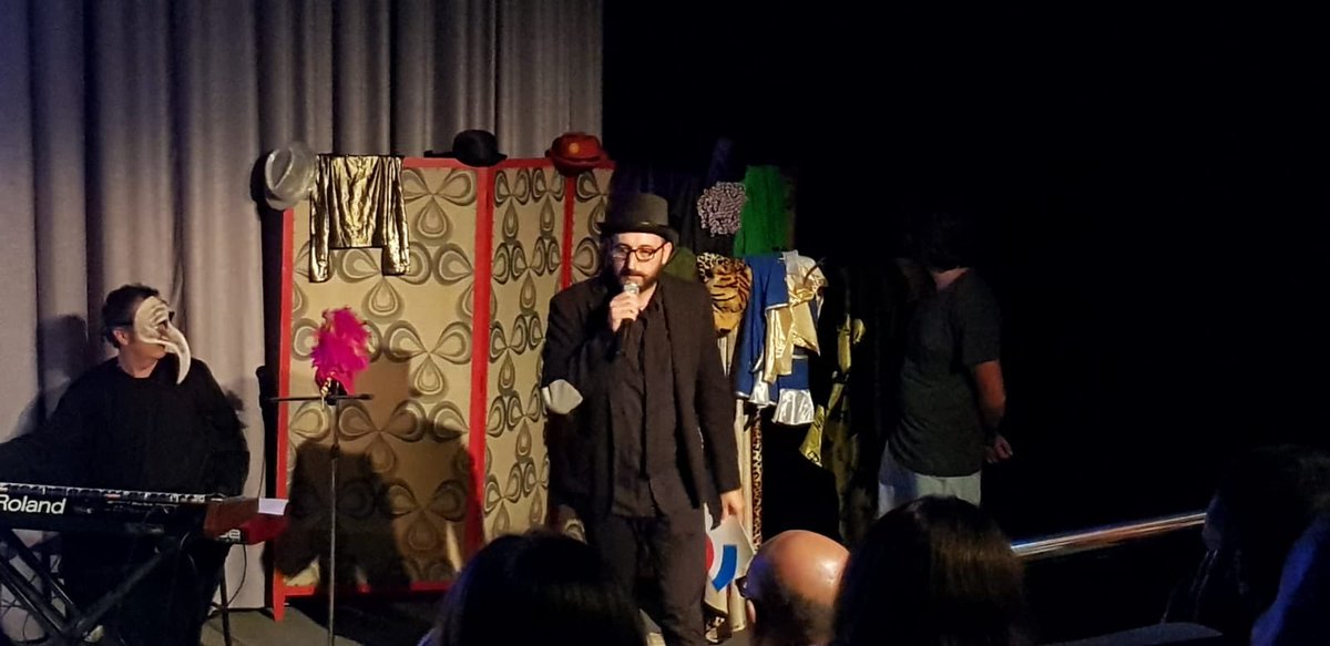 FestImproOnda's tweet photo. La compañía Hotel Postmoderno comparte en el Teatro Mónaco de #Onda la narración digital interactiva de ‘Suicídame’. 
#FIVO2019 #FestImproOnda https://t.co/99aVFoNgai