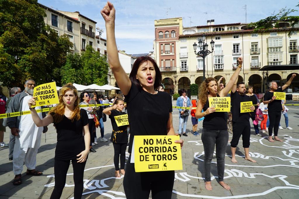 AnimaNaturalis's tweet photo. Medio centenar de activistas hemos gritado hoy #TauromaquiaAbolicion y nos hemos puesto en la piel de los 30 toros que serán torturados hasta la muerte en las fiestas de #SanMateo2019 de Logroño. 

Protesta de @CAS_Int y @AnimaNaturalis https://t.co/17SCMgbQBR