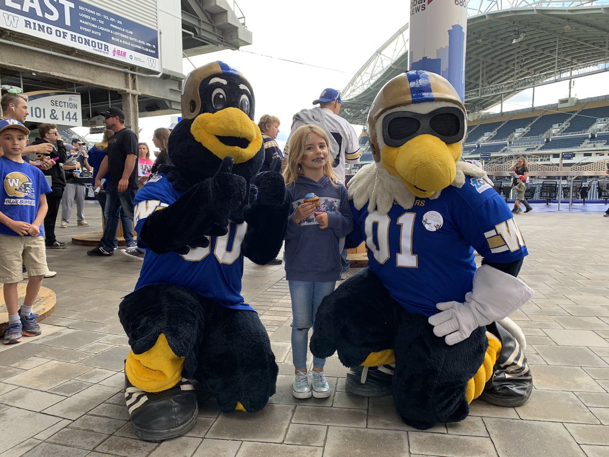 Winnipeg Blue Bombers On Twitter The Birds Of The Hour Are Here And The Birthday Party Is In Full Swing Stop By To Sign Buzz And Boomer S Birthday Card Grab A