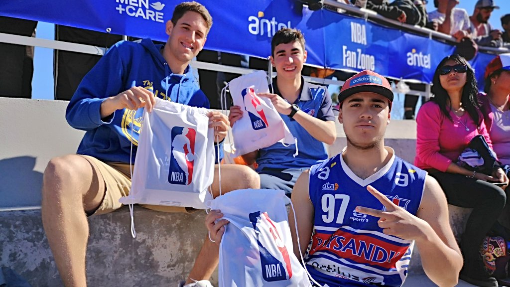AntelDeTodos's tweet photo. ¡No queremos que termine! 🏀 Esta #nbafanzone está llena de regalos y diversión. ¡Qué lindo domingo se está viviendo en el parque del Antel Arena! Te esperamos. 🙌🏻 https://t.co/DG6irmfTCL
