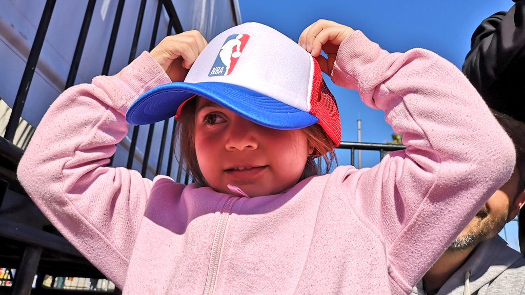 AntelDeTodos's tweet photo. ¡No queremos que termine! 🏀 Esta #nbafanzone está llena de regalos y diversión. ¡Qué lindo domingo se está viviendo en el parque del Antel Arena! Te esperamos. 🙌🏻 https://t.co/DG6irmfTCL