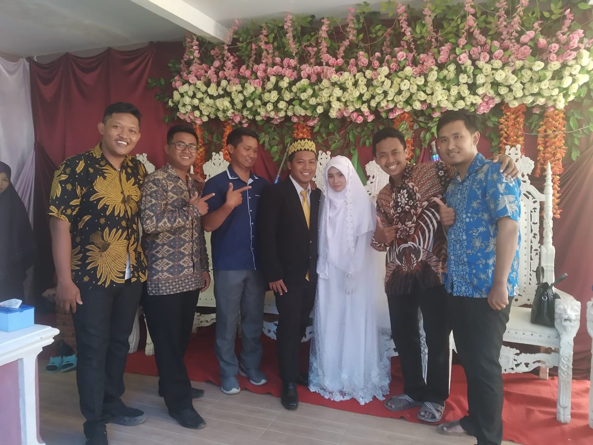 GengSekampoeng's tweet photo. Selamat menikah kawan reza samara ya https://t.co/Mz4Xb5zZKN