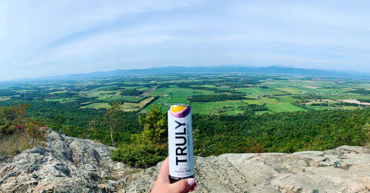 JulesPloof's tweet photo. The views are Truly what itβs all about πβ° #hiking #vermont #vt #summerdays #falliscoming #explorevt #explorevermont #Truly https://t.co/vmNw67Rriz