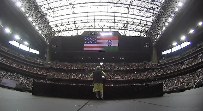 AdvRakhiBarod's tweet photo. 2012 - 65 Indian MPs wrote US President not to grant visa to @narendramodi 

2019 - US President wants to hold A joint Rally with @PMOIndia @narendramodi at #HowdyModi 🙌

#ModiInHouston #NaMosteAmerica https://t.co/xNlZcVWk9L