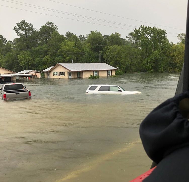 Steffizrmn's tweet photo. Fannett, Winnie, Hamshire, small towns surrounding Beaumont need our help!! They’ve lost their homes, cars, livestock, and so much more! If you’re interested in helping in other ways, Message me!! #Imelda https://t.co/sdhkXTKXZb