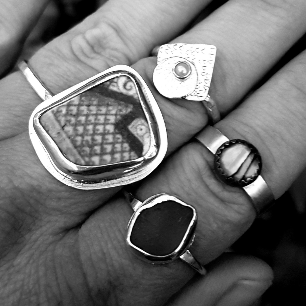 i_love_dolly's tweet photo. M o o d π
#seaceramic
#pearl
#pauashell
#seaglass
All available to purchase by messaging me direct. I love how the b&w filter makes the settings really shine!
#HandmadeHour #CraftHour #handmade #handcrafted #madebyhand #justacard #imadethis #knowyourmaker #CraftBizParty https://t.co/AdmqWnbuyU